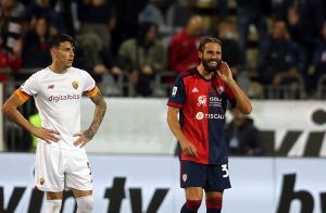 Roma's Roger Ibanez stares at Leonardo Pavoletti of Cagliari