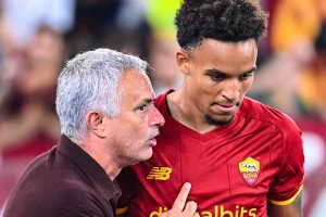 Roma's Bryan Reynolds chats with Jose Mourinho on the sidelines