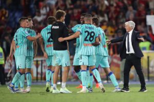 ROME, ITALY - SEPTEMBER 18: Gian Piero Gasperini (R), Head Coach of Atalanta celebrates with their players after victory in the Serie A match between AS Roma and Atalanta BC at Stadio Olimpico on September 18, 2022 in Rome, Italy. (Photo by Paolo Bruno/Getty Images)