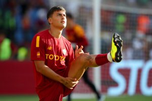 ROME, ITALY - AUGUST 22: Paulo Dybala of AS Roma warms up prior to the Serie A match between AS Roma and US Cremonese at Stadio Olimpico on August 22, 2022 in Rome, Italy. (Photo by Paolo Bruno/Getty Images)