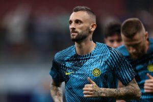 MILAN, ITALY - SEPTEMBER 07: Marcelo Brozovic of FC Internazionale looks on prior to the UEFA Champions League group C match between FC Internazionale and FC Bayern München at San Siro Stadium on September 07, 2022 in Milan, Italy. (Photo by Francesco Scaccianoce/Getty Images)