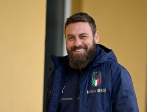 FLORENCE, ITALY - JANUARY 26: Assistant coach of Italy Daniele De Rossi looks on during a Italy training session at Centro Tecnico Federale di Coverciano on January 26, 2022 in Florence, Italy. (Photo by Claudio Villa/Getty Images)
