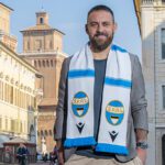 Daniele De Rossi poses with the scarf of SPAL Ferrara after being appointed as the club's new manager. (Photo credit: SPALFerrara.it)