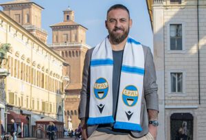 Daniele De Rossi poses with the scarf of SPAL Ferrara after being appointed as the club's new manager. (Photo credit: SPALFerrara.it)