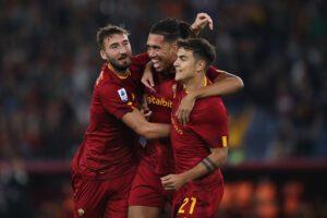 ROME, ITALY - OCTOBER 09: Chris Smalling of AS Roma celebrates after scoring their team's first goal during the Serie A match between AS Roma and US Lecce at Stadio Olimpico on October 09, 2022 in Rome, Italy. (Photo by Paolo Bruno/Getty Images)
