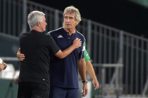 Roma's Portuguese coach Jose Mourinho (L) congratulates Real Betis' Chilean coach Manuel Pellegrini at the end of a friendly football match between Real Betis and AS Roma at the Benito Villamarin stadium in Seville on August 7, 2021. (Photo by CRISTINA QUICLER / AFP) (Photo by CRISTINA QUICLER/AFP via Getty Images)