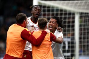 MILAN, ITALY - OCTOBER 01: Chris Smalling of AS Roma celebrates with teammates after scoring their team's second goal during the Serie A match between FC Internazionale and AS Roma at Stadio Giuseppe Meazza on October 01, 2022 in Milan, Italy. (Photo by Marco Luzzani/Getty Images)