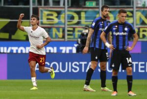 MILAN, ITALY - OCTOBER 01: Paulo Dybala of AS Roma celebrates his goal during the Serie A match between FC Internazionale and AS Roma at Stadio Giuseppe Meazza on October 01, 2022 in Milan, Italy. (Photo by Marco Luzzani/Getty Images)