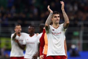 MILAN, ITALY - OCTOBER 01: Gianluca Mancini of AS Roma applauds the fans following their side's victory in the Serie A match between FC Internazionale and AS Roma at Stadio Giuseppe Meazza on October 01, 2022 in Milan, Italy. (Photo by Marco Luzzani/Getty Images)