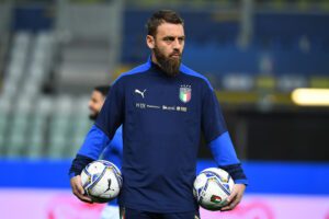 PARMA, ITALY - MARCH 25: Assistant coach of Italy Daniele De Rossi warms up ahead before the FIFA World Cup 2022 Qatar qualifying match between Italy and Northern Ireland on March 25, 2021 in Parma, Italy. Sporting stadiums around Italy remain under strict restrictions due to the Coronavirus Pandemic as Government social distancing laws prohibit fans inside venues resulting in games being played behind closed doors. (Photo by Claudio Villa/Getty Images)