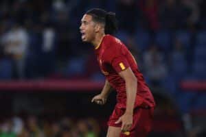 ROME, ITALY - OCTOBER 09: Chris Smalling of AS Roma celebrates after scoring their team's first goal during the Serie A match between AS Roma and US Lecce at Stadio Olimpico on October 09, 2022 in Rome, Italy. (Photo by Paolo Bruno/Getty Images)