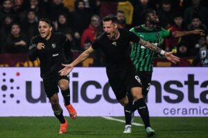 Sassuolo's Italian forward Andrea Pinamonti (C) celebrates after scoring an equalizer during the Italian Serie A football match between Sassuolo and AS Rome on November 9, 2022 at the Citta del Tricolore stadium in Reggio Emilia. (Photo by Filippo MONTEFORTE / AFP) (Photo by FILIPPO MONTEFORTE/AFP via Getty Images)