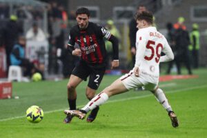 MILAN, ITALY - JANUARY 08: Davide Calabria of AC Milan is challenged by Nicola Zalewski of AS Roma during the Serie A match between AC Milan and AS Roma at Stadio Giuseppe Meazza on January 08, 2023 in Milan, Italy. (Photo by Marco Luzzani/Getty Images)