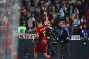 ROME, ITALY - JANUARY 04: Lorenzo Pellegrini of AS Roma celebrates after scoring the opening goal from penalty spot during the Serie A match between AS Roma and Bologna FC at Stadio Olimpico on January 4, 2023 in Rome, Italy. (Photo by Paolo Bruno/Getty Images)