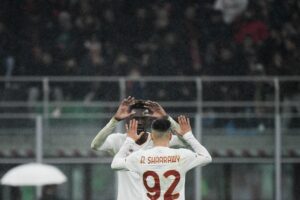 AS Roma's British forward Tammy Abraham (L) celebrates with teammates after scoring during the Italian Serie A football match between AC Milan and AS Roma, at the San Siro stadium in Milan, on January 8, 2023. (Photo by Filippo MONTEFORTE / AFP) (Photo by FILIPPO MONTEFORTE/AFP via Getty Images)