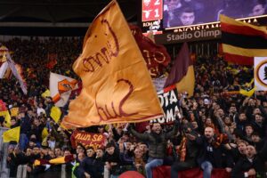 AS Roma's supporters celebrate after winning the Italian Serie A football match AS Roma vs Lazio on November 18, 2017 at the Olympic stadium in Rome. / AFP PHOTO / Filippo MONTEFORTE (Photo credit should read FILIPPO MONTEFORTE/AFP via Getty Images)