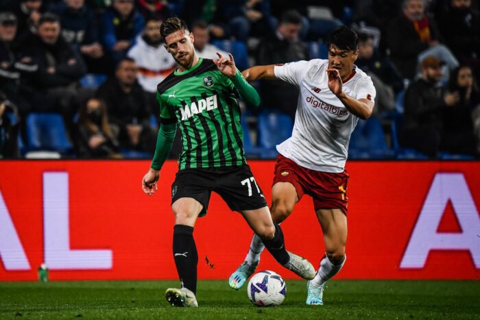 Sassuolo's Greek defender Georgios Kyriakopoulos (L) and AS Roma's Uzbek forward Eldor Shomurodov go for the ball during the Italian Serie A football match between Sassuolo and AS Rome on November 9, 2022 at the Citta del Tricolore stadium in Reggio Emilia. (Photo by Filippo MONTEFORTE / AFP) (Photo by FILIPPO MONTEFORTE/AFP via Getty Images)
