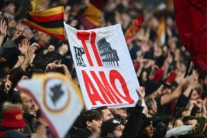 REGGIO NELL'EMILIA, ITALY - NOVEMBER 09:AS Roma fans during the Serie A match between US Sassuolo and AS Roma at Mapei Stadium - Citta' del Tricolore on November 09, 2022 in Reggio nell'Emilia, Italy. (Photo by Alessandro Sabattini/Getty Images)