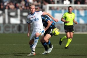 BERGAMO, ITALY - FEBRUARY 19: Morten Hjulmand of US Lecce battles for possession with Rasmus Hojlund of Atalanta BC (obscured) during the Serie A match between Atalanta BC and US Lecce at Gewiss Stadium on February 19, 2023 in Bergamo, Italy. (Photo by Emilio Andreoli/Getty Images)