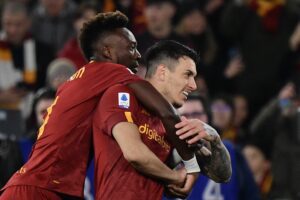 AS Roma's British forward Tammy Abraham (L) celebrates with AS Roma's Brazilian defender Roger Ibanez after scoring during the Italian Serie A football match between AS Roma and Empoli on February 4, 2023 at the Olympic stadium in Rome. (Photo by Filippo MONTEFORTE / AFP) (Photo by FILIPPO MONTEFORTE/AFP via Getty Images)