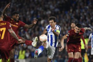 Real Sociedad's Spanish midfielder Mikel Oyarzabal (C) vies with Roma's Dutch midfielder Giorginio Wijnaldum (L) and Roma's Brazilian defender Roger Ibanez (R)during the UEFA Europa League last 16 second leg football match between Real Sociedad and AS Roma at the Reale Arena stadium in San Sebastian on March 16, 2023. (Photo by ANDER GILLENEA / AFP) (Photo by ANDER GILLENEA/AFP via Getty Images)