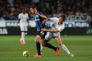 BERGAMO, ITALY - APRIL 24: Mario Pasalic of Atalanta BC and Edoardo Bove of AS Roma battle for the ball during the Serie A match between Atalanta BC and AS Roma at Gewiss Stadium on April 24, 2023 in Bergamo, Italy. (Photo by Emilio Andreoli/Getty Images)