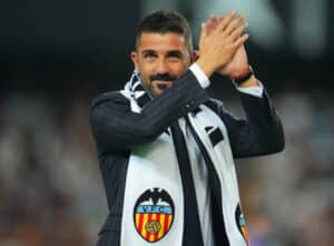 VALENCIA, SPAIN - OCTOBER 29: David Villa, former professional player of Valencia CF and FC Barcelona applauds prior to the LaLiga Santander match between Valencia CF and FC Barcelona at Estadio Mestalla on October 29, 2022 in Valencia, Spain. (Photo by Aitor Alcalde/Getty Images)