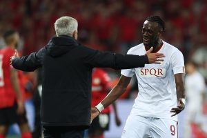 LEVERKUSEN, GERMANY - MAY 18: Tammy Abraham of AS Roma celebrates with Jose Mourinho, Head Coach of AS Roma, after the UEFA Europa League semi-final second leg match between Bayer 04 Leverkusen and AS Roma at BayArena on May 18, 2023 in Leverkusen, Germany. (Photo by Lars Baron/Getty Images)