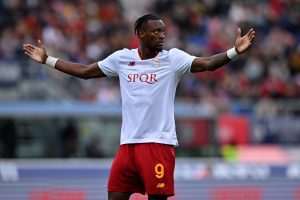 BOLOGNA, ITALY - MAY 14: Tammy Abraham of AS Roma reacts during the Serie A match between Bologna FC and AS Roma at Stadio Renato Dall'Ara on May 14, 2023 in Bologna, Italy. (Photo by Alessandro Sabattini/Getty Images)