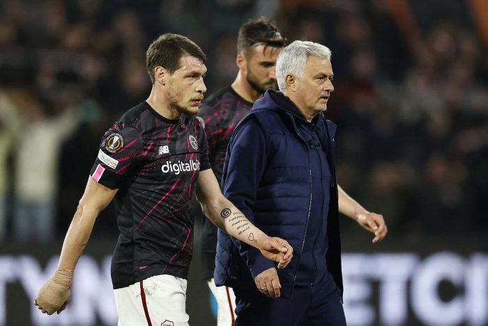 AS Roma's Andrea Belotti (L) and AS Roma's coach Jose Mourinho reacts during the UEFA Europa League first leg quarter-final football match between Feyenoord Rotterdam and AS Roma at Feyenoord Stadion in Rotterdam on April 13, 2023. (Photo by MAURICE VAN STEEN / ANP / AFP) / Netherlands OUT (Photo by MAURICE VAN STEEN/ANP/AFP via Getty Images)