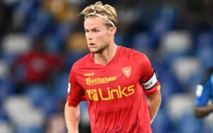 NAPLES, ITALY - AUGUST 31: Morten Hjulmand of US Lecce during the Serie A match between SSC Napoli and US Lecce at Stadio Diego Armando Maradona on August 31, 2022 in Naples, Italy. (Photo by Francesco Pecoraro/Getty Images)
