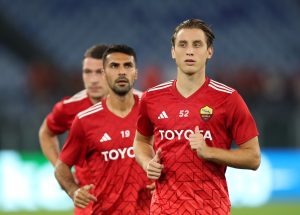 ROME, ITALY - OCTOBER 05: Edoardo Bove of AS Roma warms up prior to the UEFA Europa League match between AS Roma and Servette FC at Stadio Olimpico on October 05, 2023 in Rome, Italy. (Photo by Paolo Bruno/Getty Images)