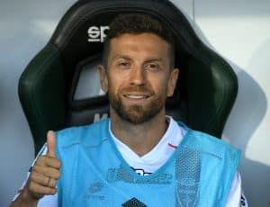 REGGIO NELL'EMILIA, ITALY - OCTOBER 02: Alejandro Gomez of Monza gives a thumbs up prior to the Serie A TIM match between US Sassuolo and AC Monza at Mapei Stadium - Citta' del Tricolore on October 02, 2023 in Reggio nell'Emilia, Italy. (Photo by Alessandro Sabattini/Getty Images)
