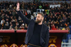ROME, ITALY - JANUARY 20: Daniele De Rossi, Head Coach of AS Roma, acknowledges the fans prior to the Serie A TIM match between AS Roma and Hellas Verona FC at Stadio Olimpico on January 20, 2024 in Rome, Italy. (Photo by Paolo Bruno/Getty Images)